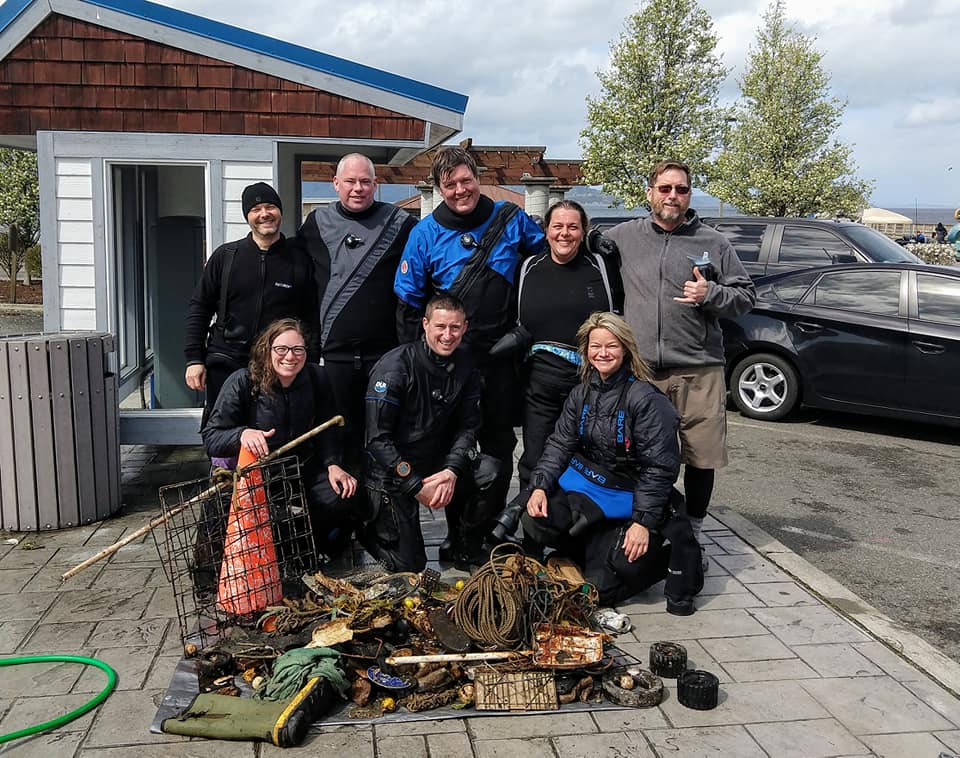 Scuba Jess leading a PNW cleanup dive