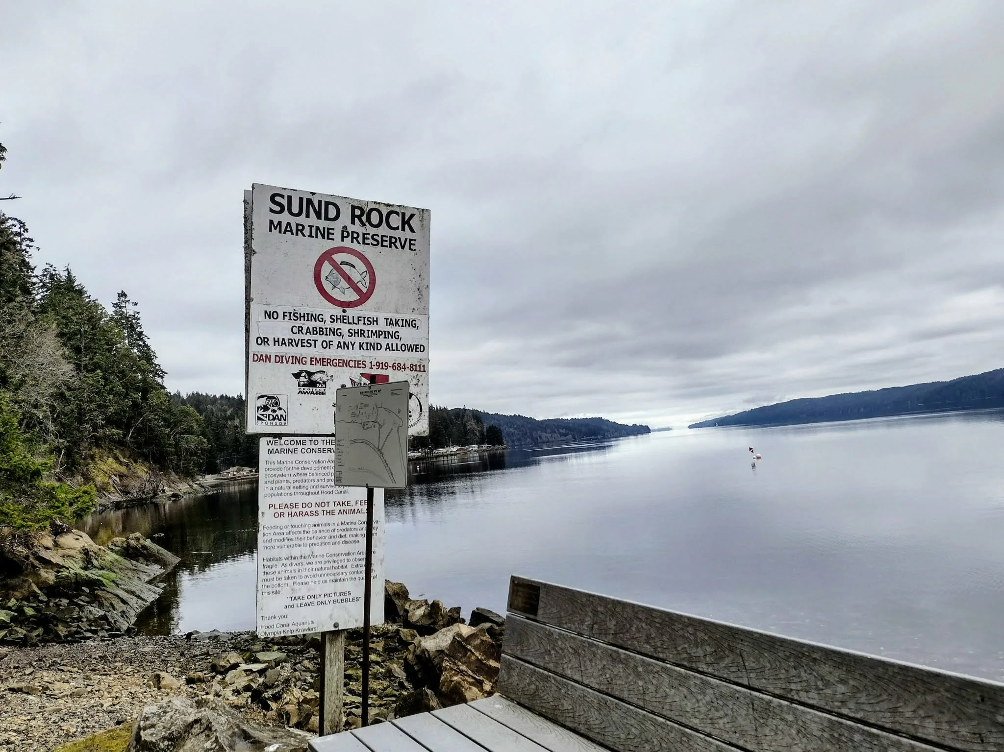 Sund Rock Marine Preserve sign and the North Wall entrance at Sund Rock. Note the buoy in the distance, that's your easiest descent point
