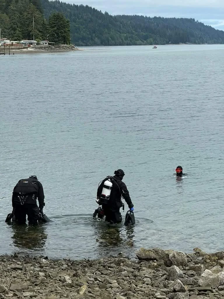 Divers entering the water toward the North Wall at Sund Rock. The entrance is usually quite easy, though watch for a few large boulders (trip hazards)just as you enter the water.